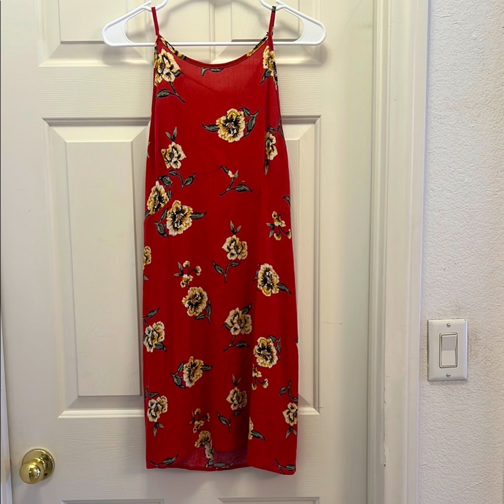Adorable red floral dress SZ S. Ties low back. Zipper too.